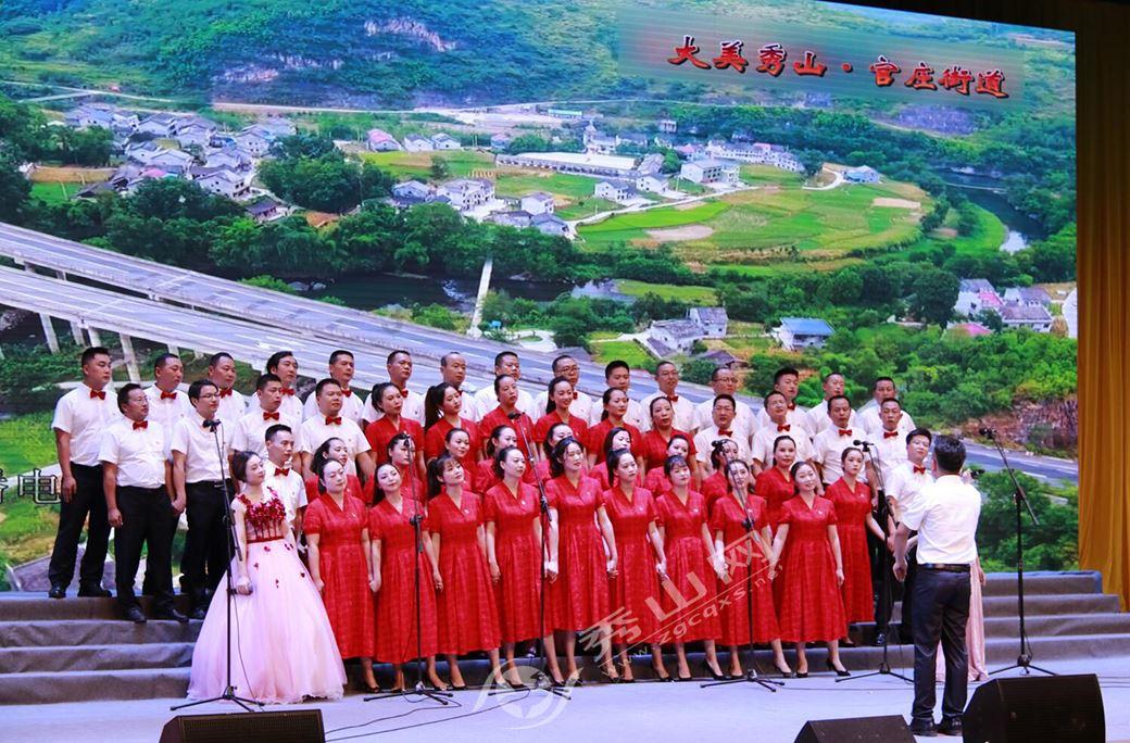女子倒车坠河,路人英勇施救,现场画面